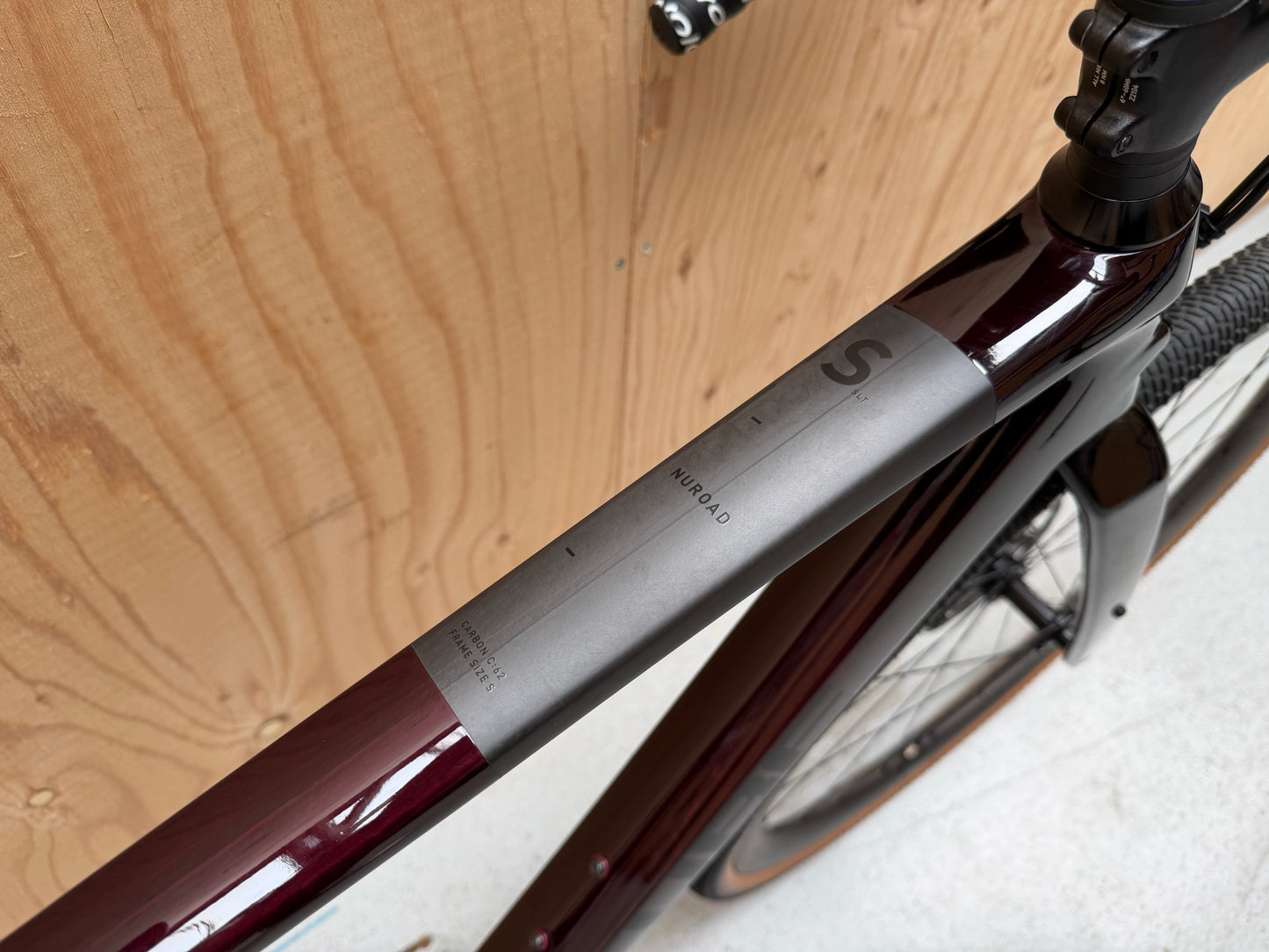 Zwarte Cube Nuroad C:62 SLT gravelbike van Velostudio met dikke banden en sportief frame, klaar voor avontuur.