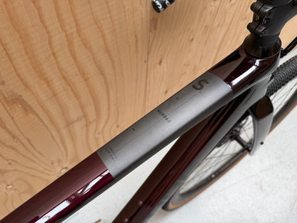 Zwarte Cube Nuroad C:62 SLT gravelbike van Velostudio met dikke banden en sportief frame, klaar voor avontuur.