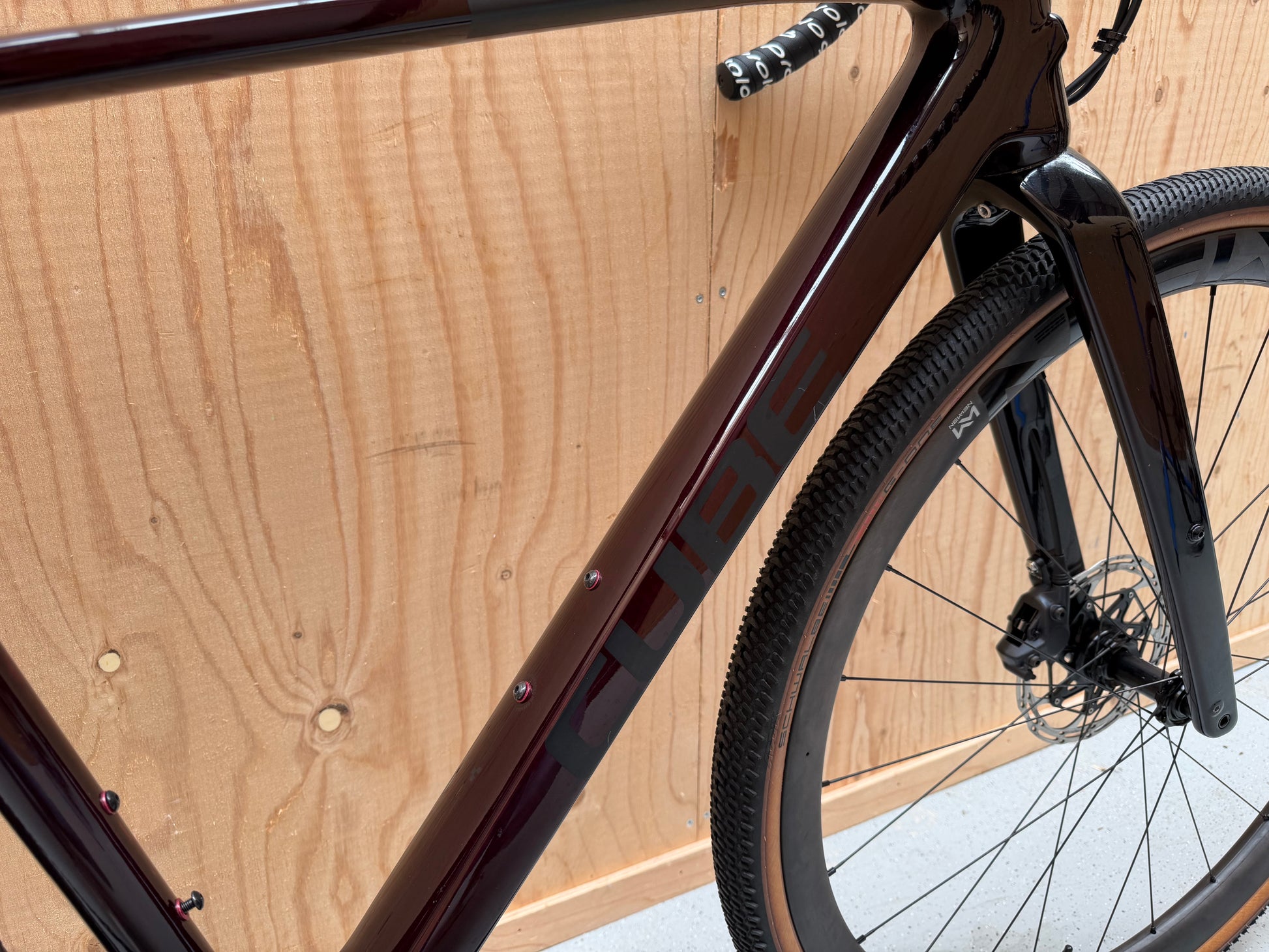 Zwarte Cube Nuroad C:62 SLT gravelbike van Velostudio, met dikke banden en sportief frame, klaar voor avontuurlijke ritten