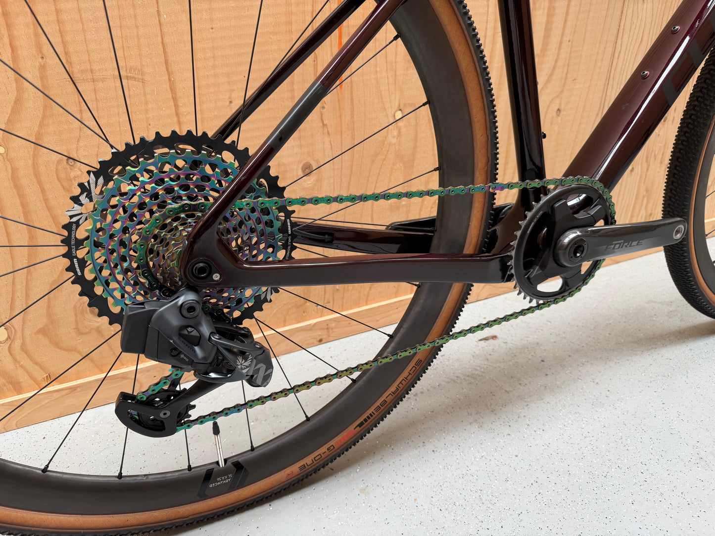 Zwart Cube Nuroad C:62 SLT racefiets met lichtgewicht frame en aerodynamisch ontwerp, klaar voor lange ritten.