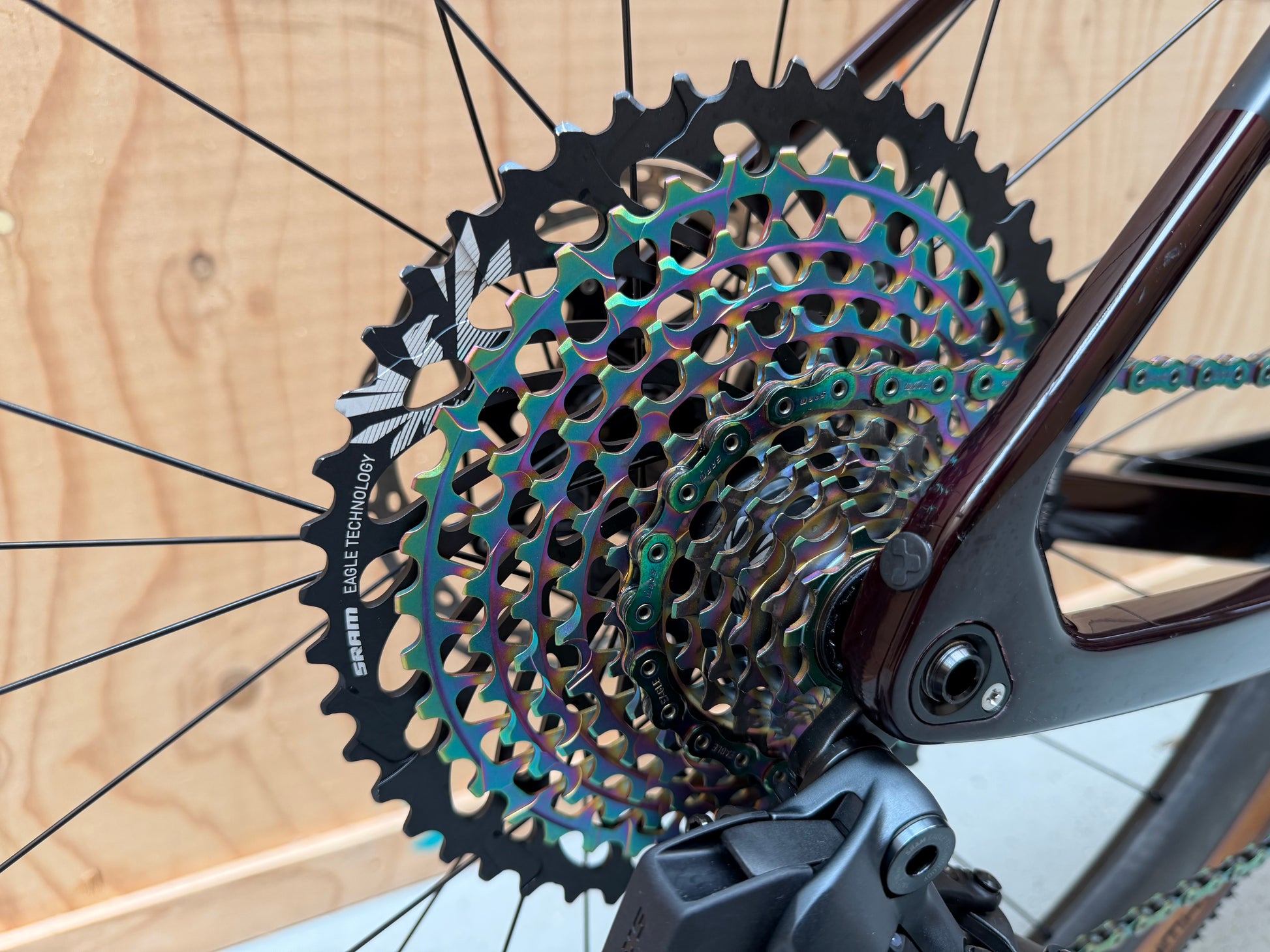 Zwart Cube Nuroad C:62 SLT gravelbike met korte afmontage en disc brakes, klaar voor avontuur, gefotografeerd op een witte achtergrond.