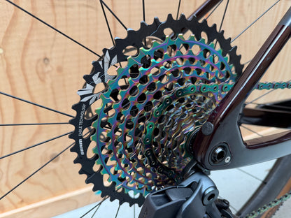 Zwart Cube Nuroad C:62 SLT gravelbike met korte afmontage en disc brakes, klaar voor avontuur, gefotografeerd op een witte achtergrond.