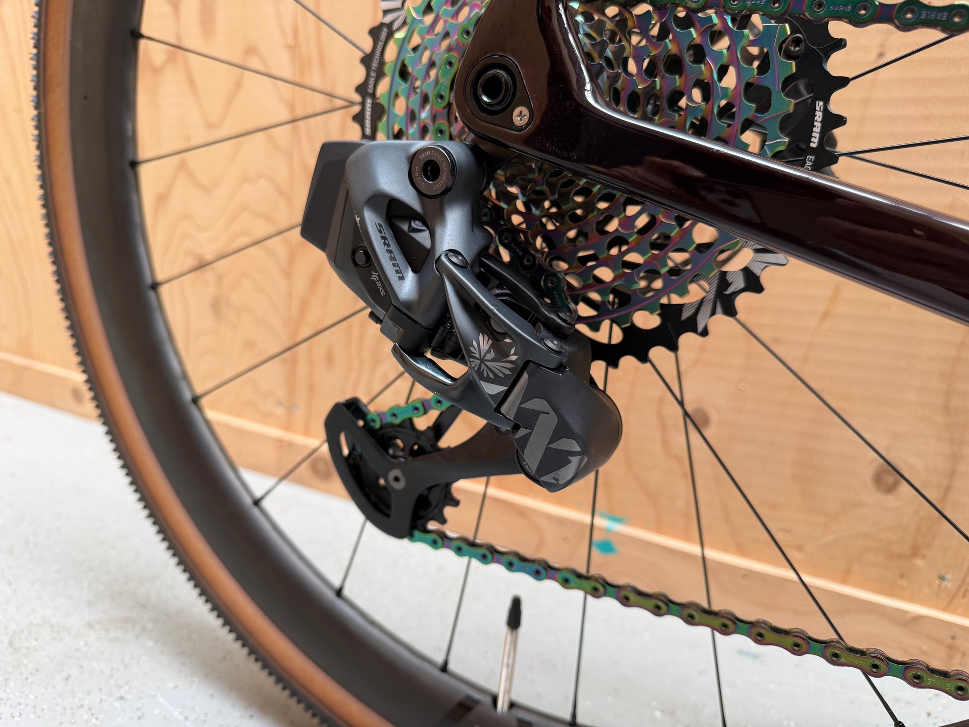 Zwarte Cube Nuroad C:62 SLT racefiets met carbon frame en drop handlebars, zichtbaar op een witte achtergrond.