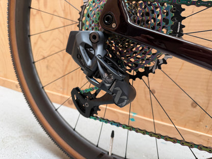 Zwarte Cube Nuroad C:62 SLT racefiets met carbon frame en drop handlebars, zichtbaar op een witte achtergrond.