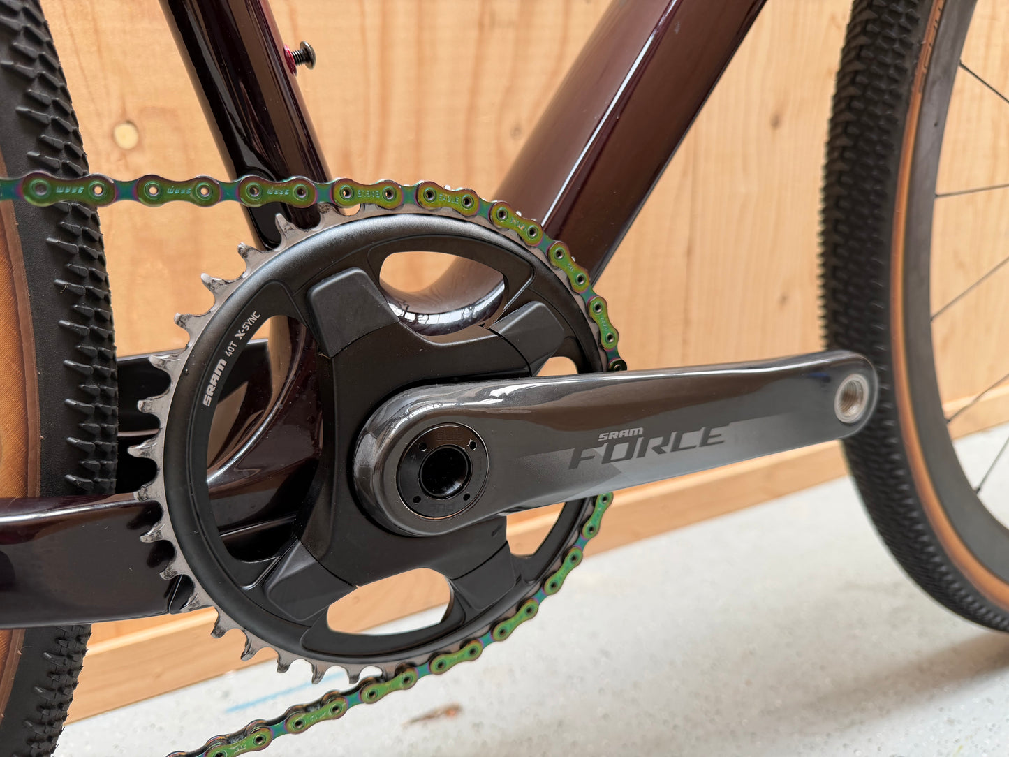 Racefiets Cube Nuroad C:62 SLT met zwart frame en platte stuur, klaar voor avontuurlijke ritten