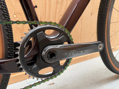 Racefiets Cube Nuroad C:62 SLT met zwart frame en platte stuur, klaar voor avontuurlijke ritten