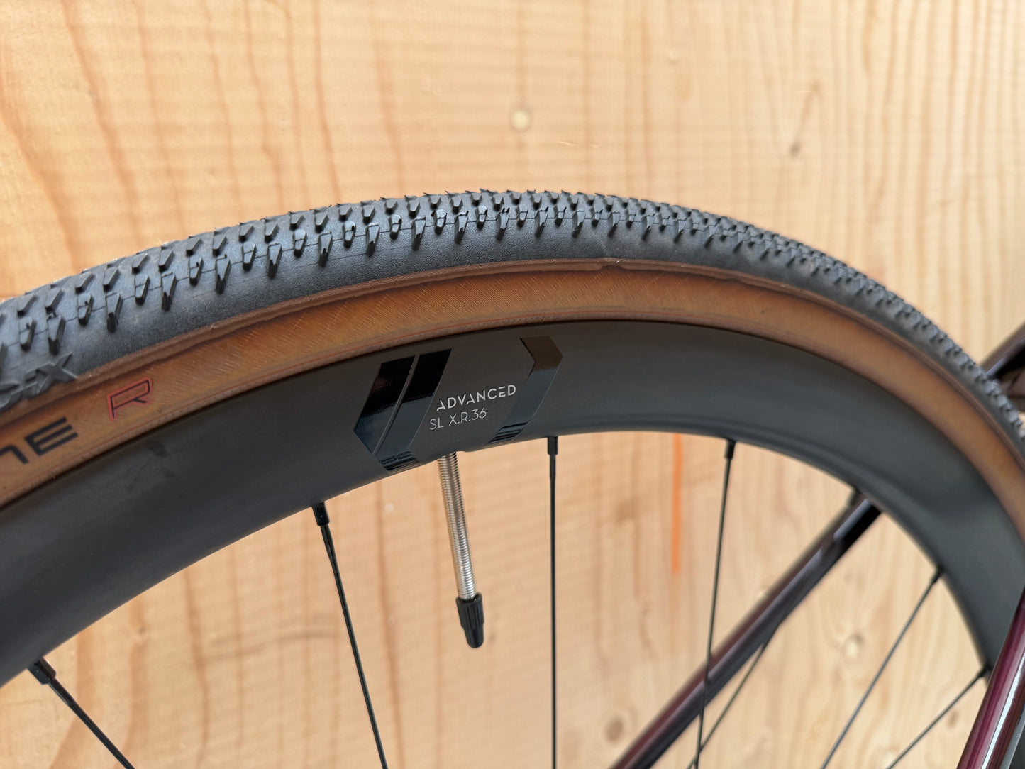 Fietsfoto van de Cube Nuroad C:62 SLT van Velostudio, close-up van het frame en onderdelen onder goede verlichting