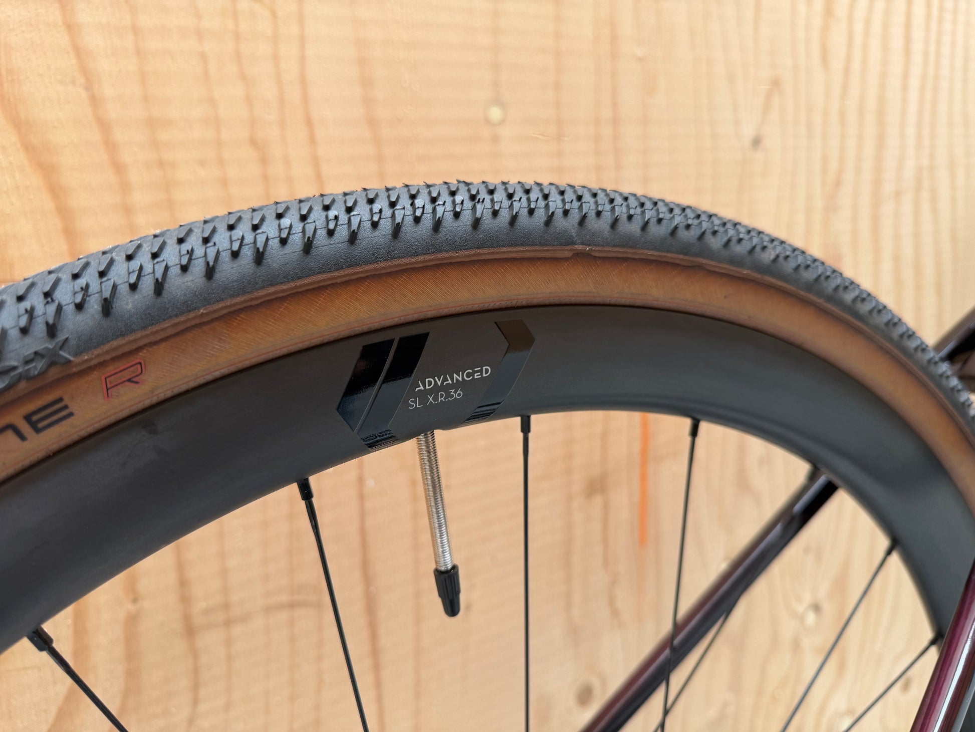 Fietsfoto van de Cube Nuroad C:62 SLT van Velostudio, close-up van het frame en onderdelen onder goede verlichting