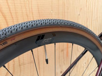 Fietsfoto van de Cube Nuroad C:62 SLT van Velostudio, close-up van het frame en onderdelen onder goede verlichting