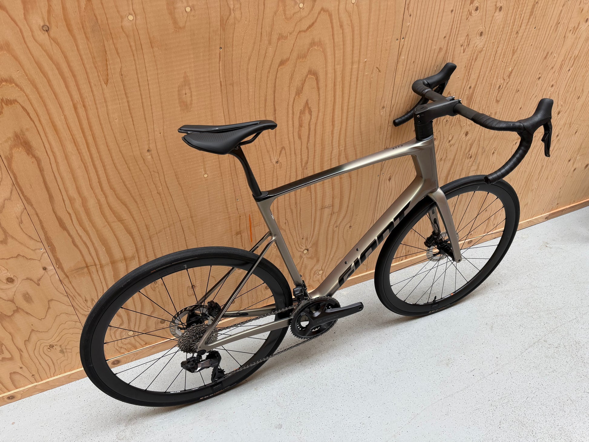 Giant Defy Advanced SL 1 racefiets met lichtgewicht frame en aerodynamisch design, Velostudio branding op frame.