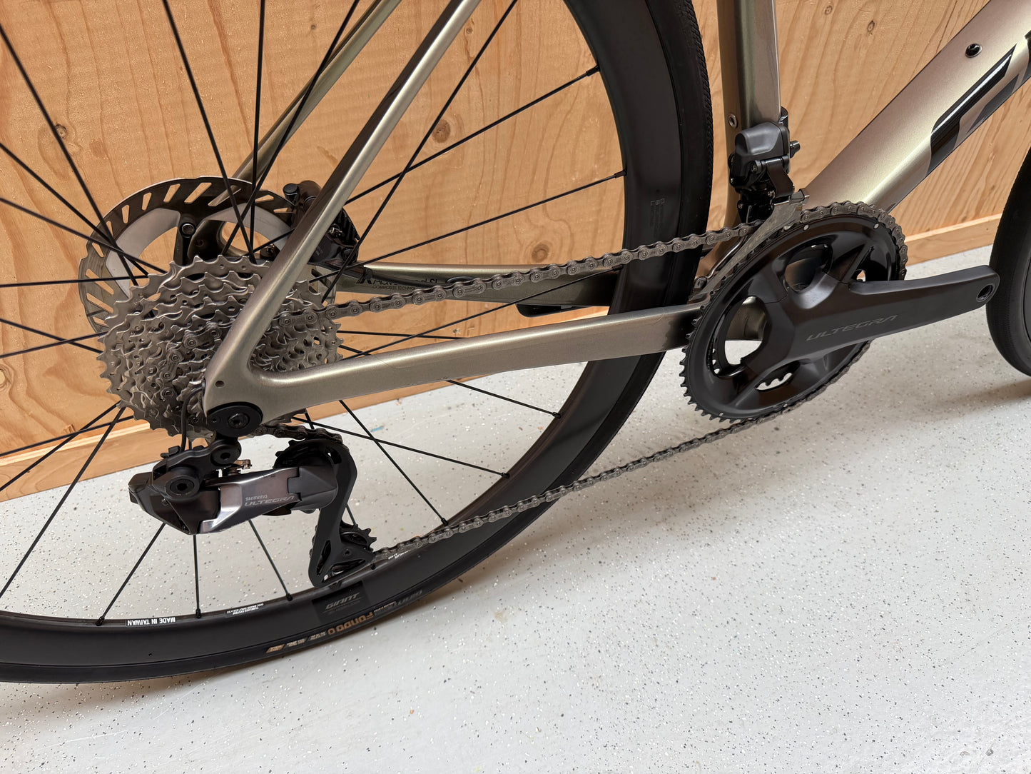 Giant Defy Advanced SL 1 racefiets in zwart en rood, zichtbaar vanaf de zijkant met aerodynamisch frame en racebanden