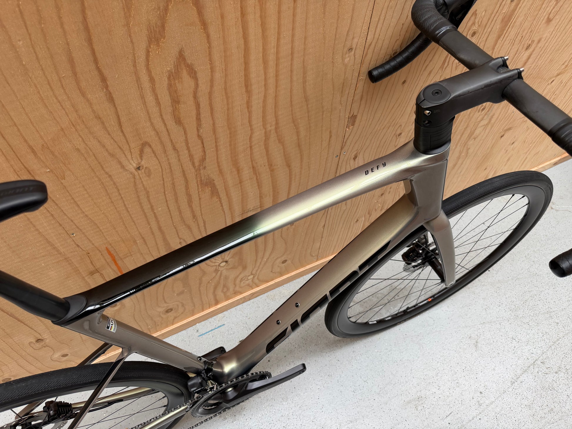 Zwart Giant Defy Advanced SL 1 racefiets met aerodynamisch frame en schijfremmen, geschikt voor lange ritten en racegebruik