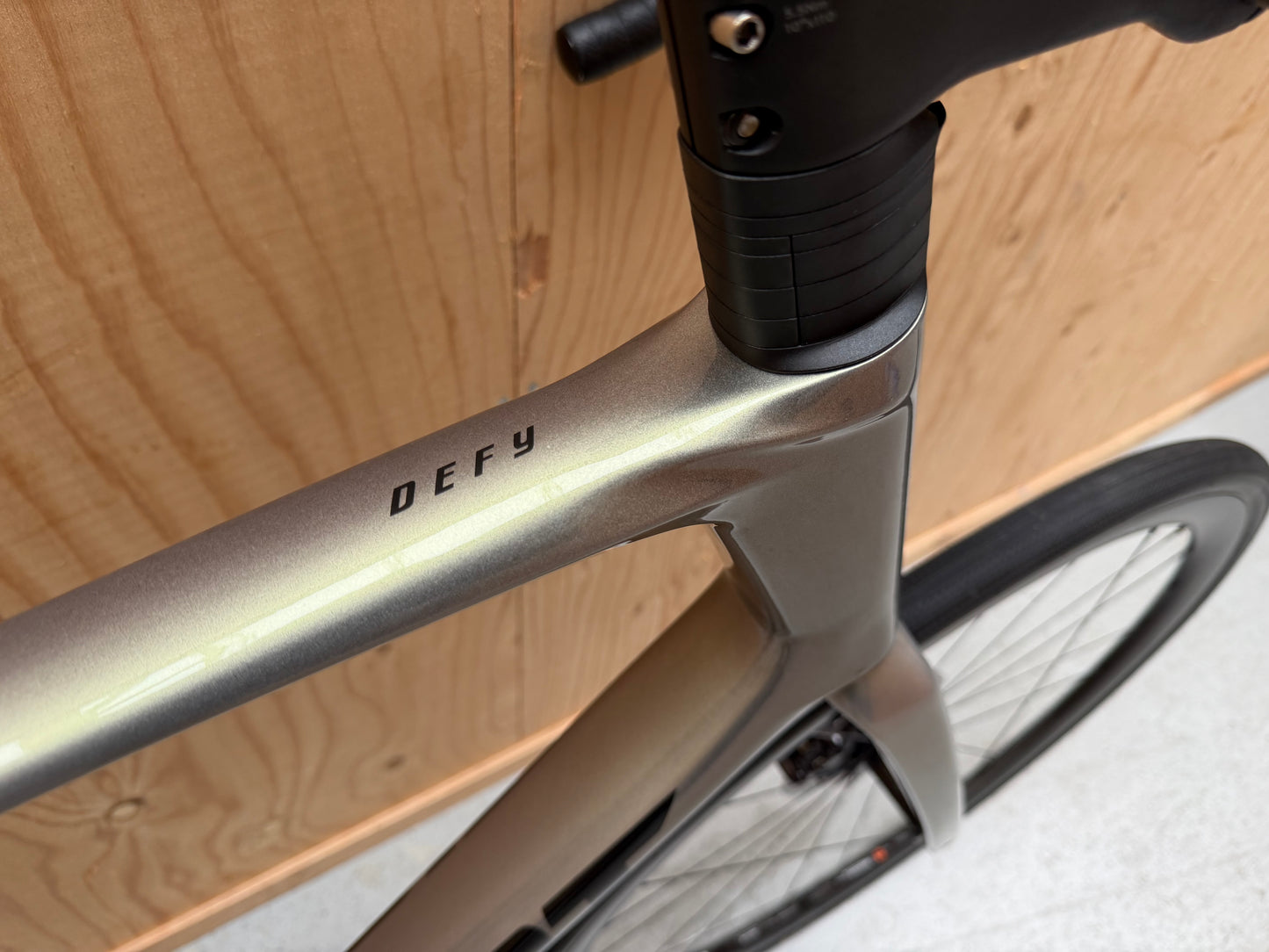 Giant Defy Advanced SL 1 racefiets van Velostudio, zwart met aerodynamisch frame en dunne banden, klaar voor wielrennen.