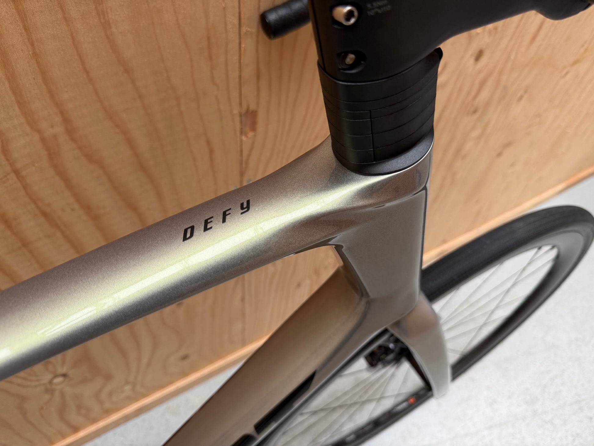 Giant Defy Advanced SL 1 racefiets van Velostudio, zwart met aerodynamisch frame en dunne banden, klaar voor wielrennen.