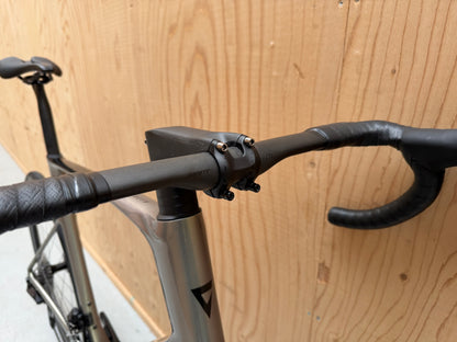 Racefiets Giant Defy Advanced SL 1 van Velostudio, zwart met aerodynamisch frame en geavanceerde wielenset, klaar voor snelheid.