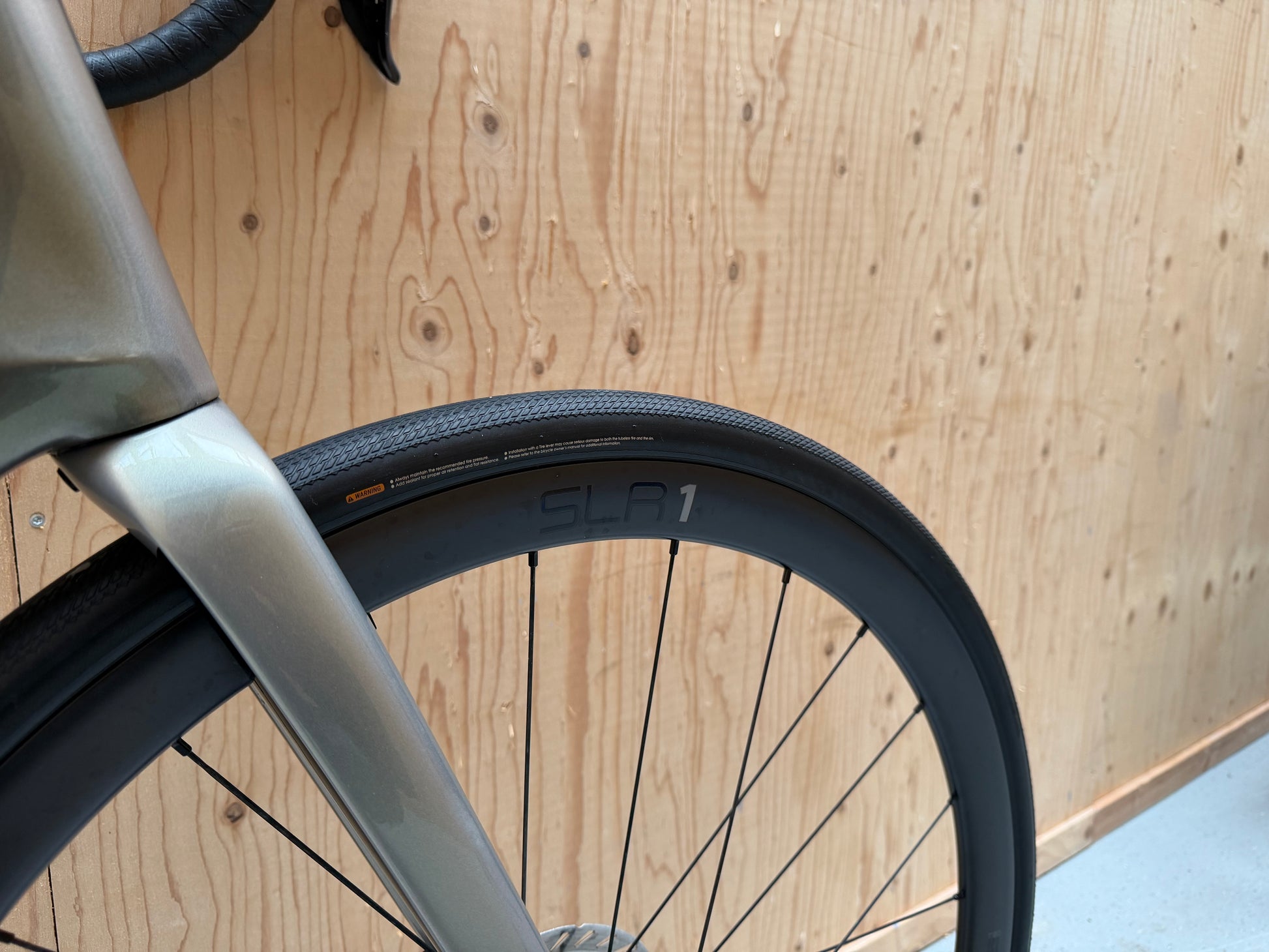 Giant Defy Advanced SL 1 racefiets met lichtgewicht carbon frame en aerodynamisch ontwerp, geshowd in een heldere omgeving