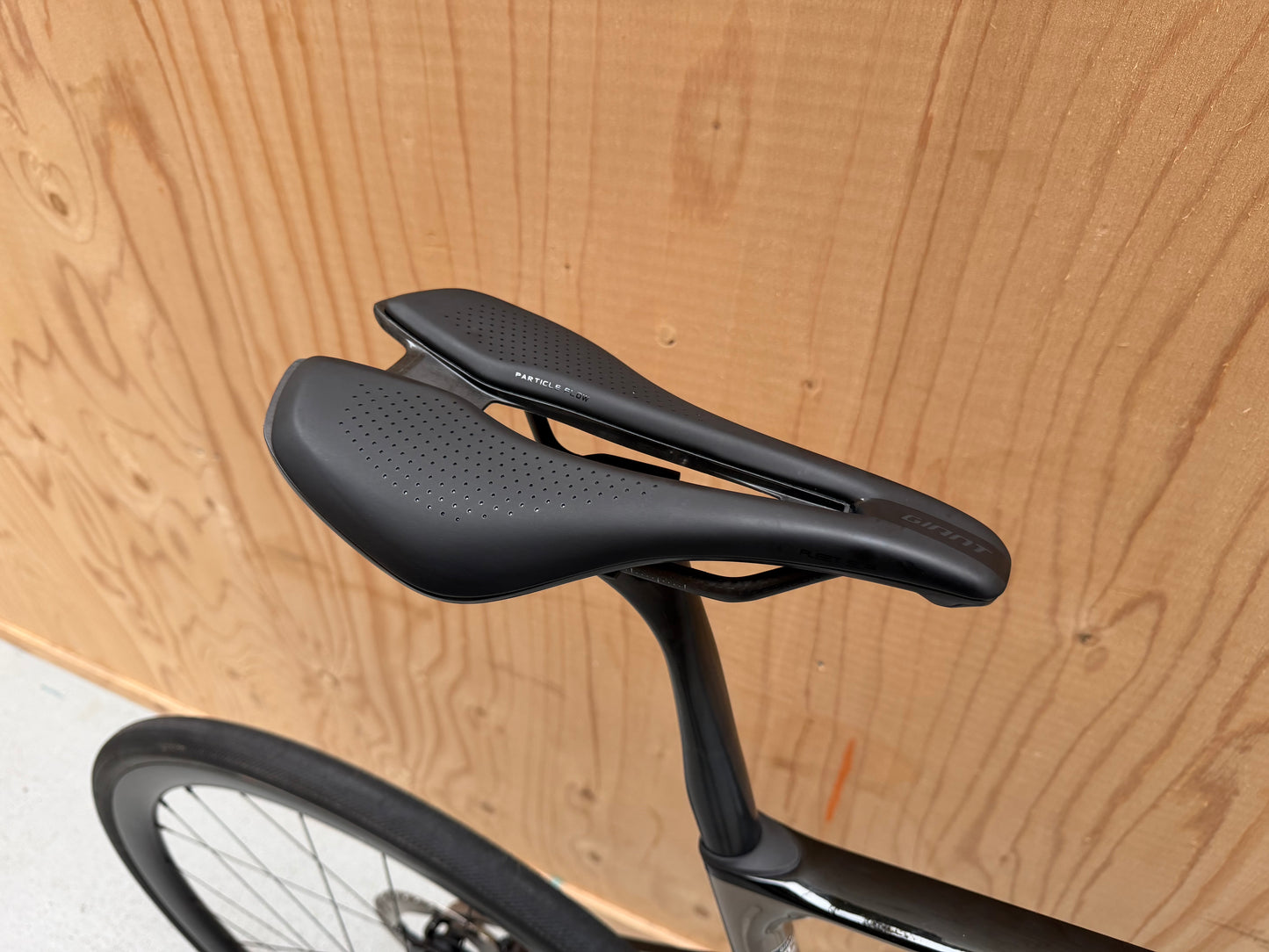 Fiets van de Giant Defy Advanced SL 1 met zwart frame en aerodynamisch ontwerp, klaar voor lange ritten.