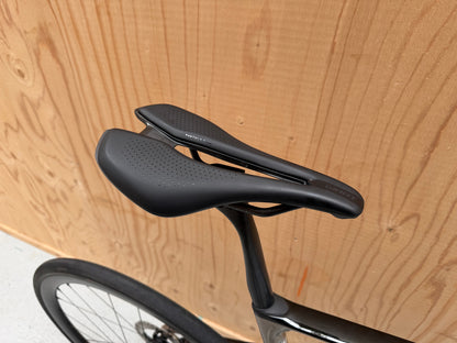 Fiets van de Giant Defy Advanced SL 1 met zwart frame en aerodynamisch ontwerp, klaar voor lange ritten.