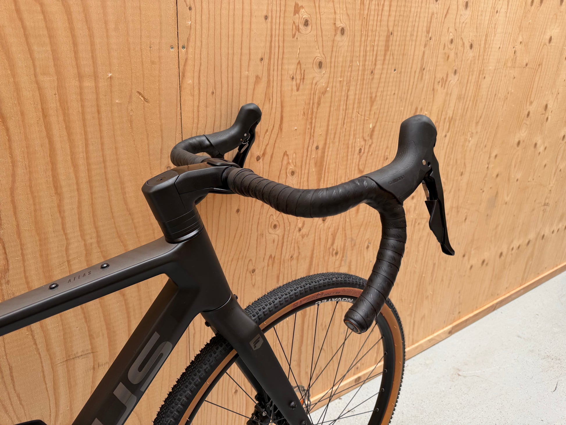 Focus Atlas 8.7 fietsframe van Velostudio, zwart met gedetailleerde structuur en bevestigingspunten, zichtbaar in de afbeelding.