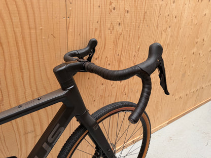 Focus Atlas 8.7 fietsframe van Velostudio, zwart met gedetailleerde structuur en bevestigingspunten, zichtbaar in de afbeelding.