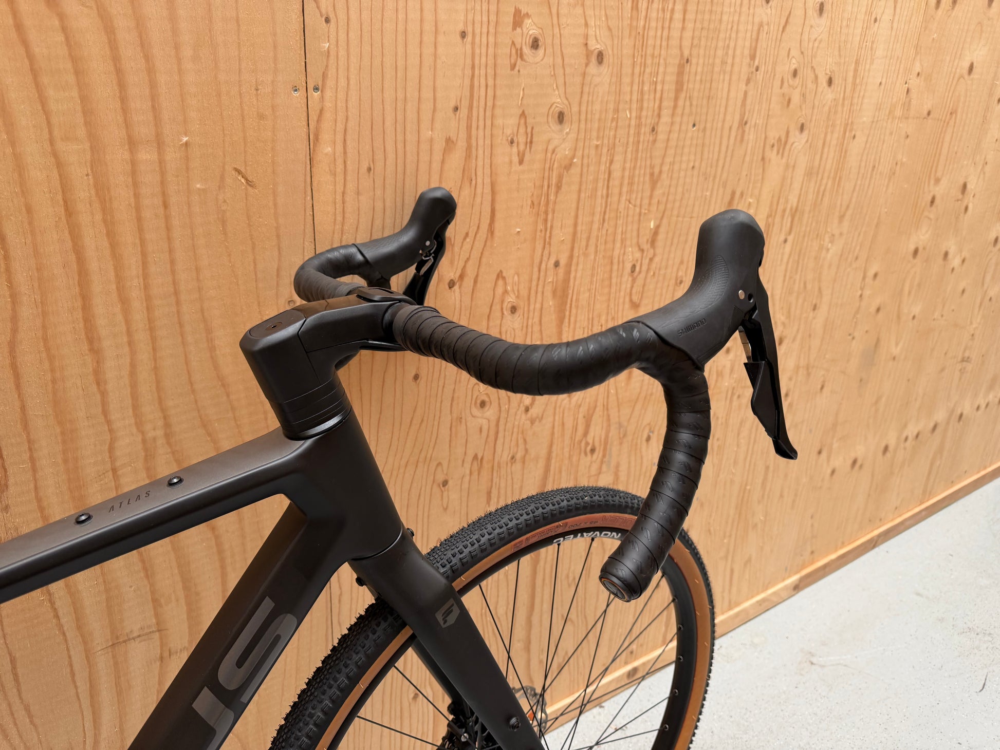 Focus Atlas 8.7 fietsslot van Velostudio, stevig en betrouwbaar met ketting en slot in zwart kleur, zichtbaar op de afbeelding.