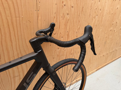 Focus Atlas 8.7 fietsslot van Velostudio, stevig en betrouwbaar met ketting en slot in zwart kleur, zichtbaar op de afbeelding.