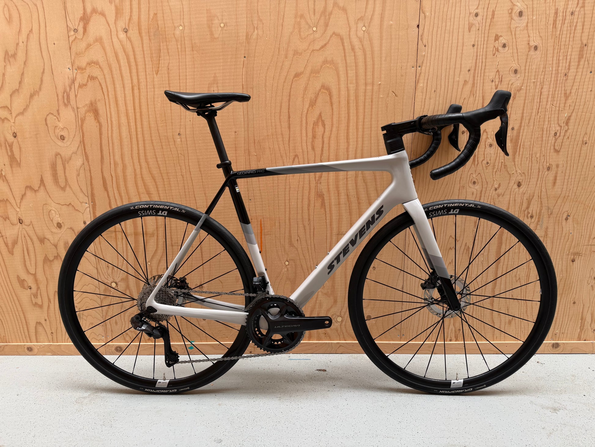 Zwart Stevens Izoard PRO Disc wielrenfietswiel met discremmen en aerodynamisch ontwerp, geschikt voor mountainbike of gravel.
