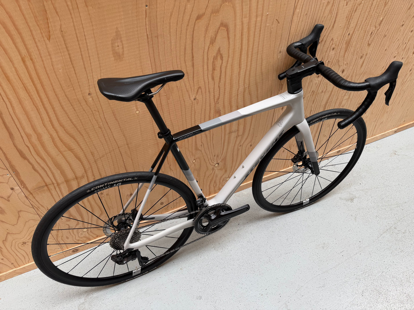 Zwart Stevens Izoard PRO Disc wielrenfiets met discremmen en aerodynamisch frame, geschikt voor race en gravel, door Velostudio