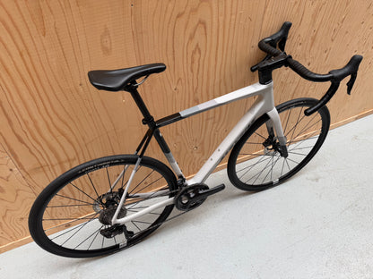 Zwart Stevens Izoard PRO Disc wielrenfiets met discremmen en aerodynamisch frame, geschikt voor race en gravel, door Velostudio