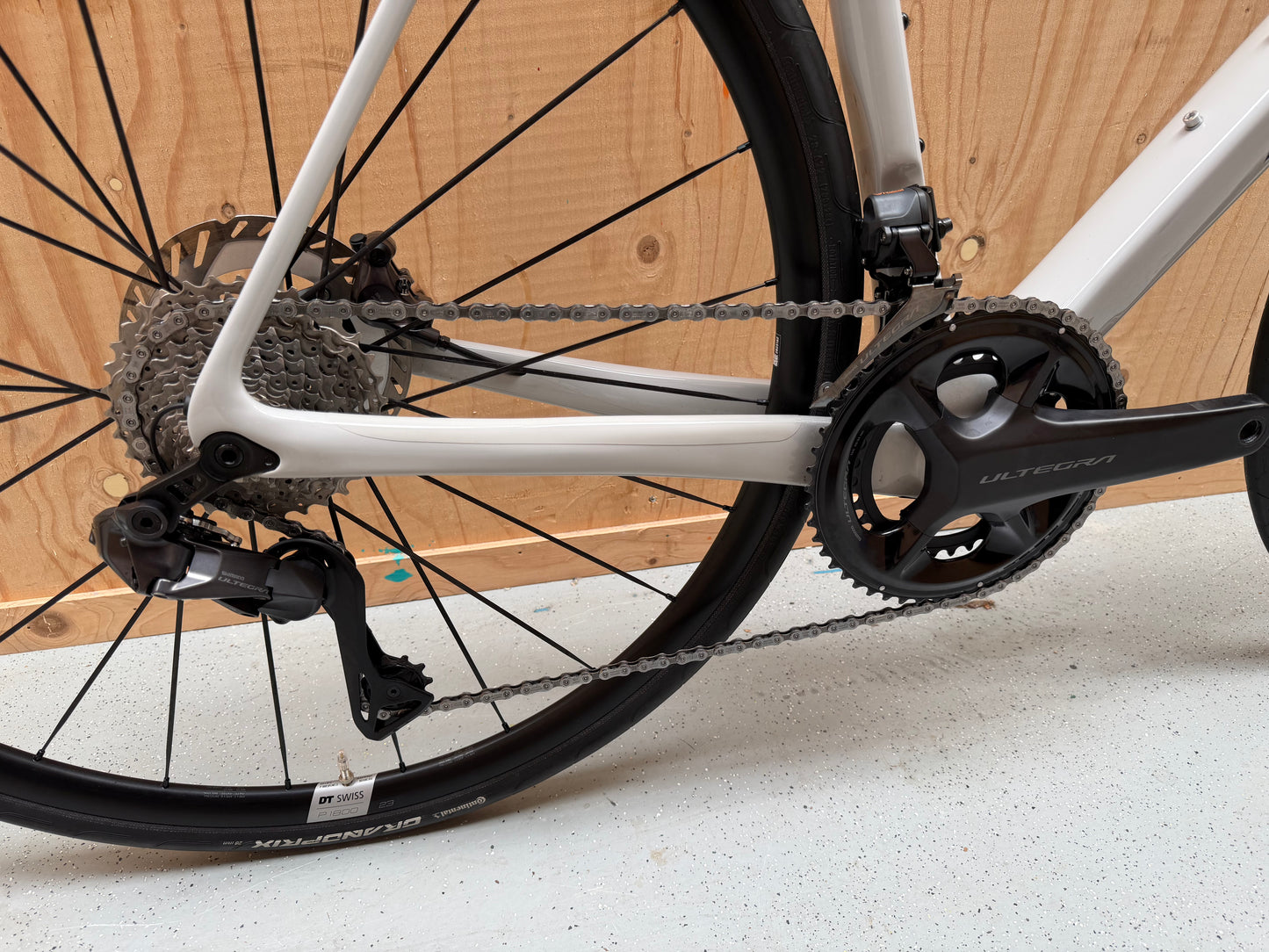 Fietsframe Stevens Izoard PRO Disc van Velostudio, zwart met witte accenten, zichtbaar met remmen en schijfremmen, close-up detail.