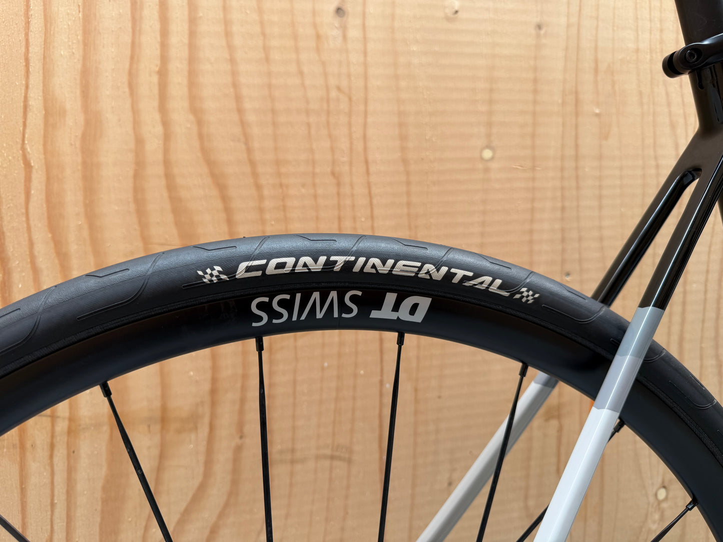 Stevens Izoard PRO Disc racefiets met zwarte fram, schijfremmen en aerodynamisch ontwerp, klaar voor snelheid en prestaties