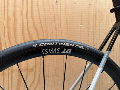 Stevens Izoard PRO Disc racefiets met zwarte fram, schijfremmen en aerodynamisch ontwerp, klaar voor snelheid en prestaties