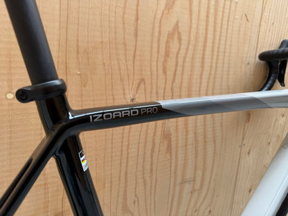 Stevens Izoard PRO Disc racefiets met carbon frame, zwarte afwerking en disc remmen, ontworpen voor snelheid en prestaties