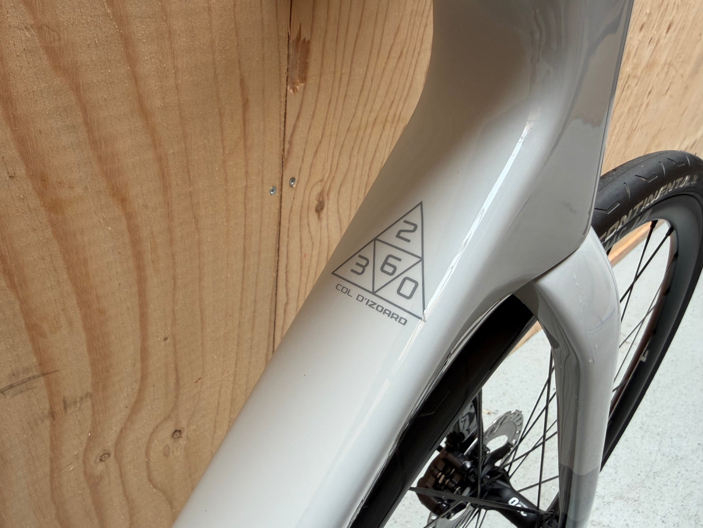 Stevens Izoard PRO Disc mountainbike met zwarte frame en disc remmen, klaar voor off-road avonturen.