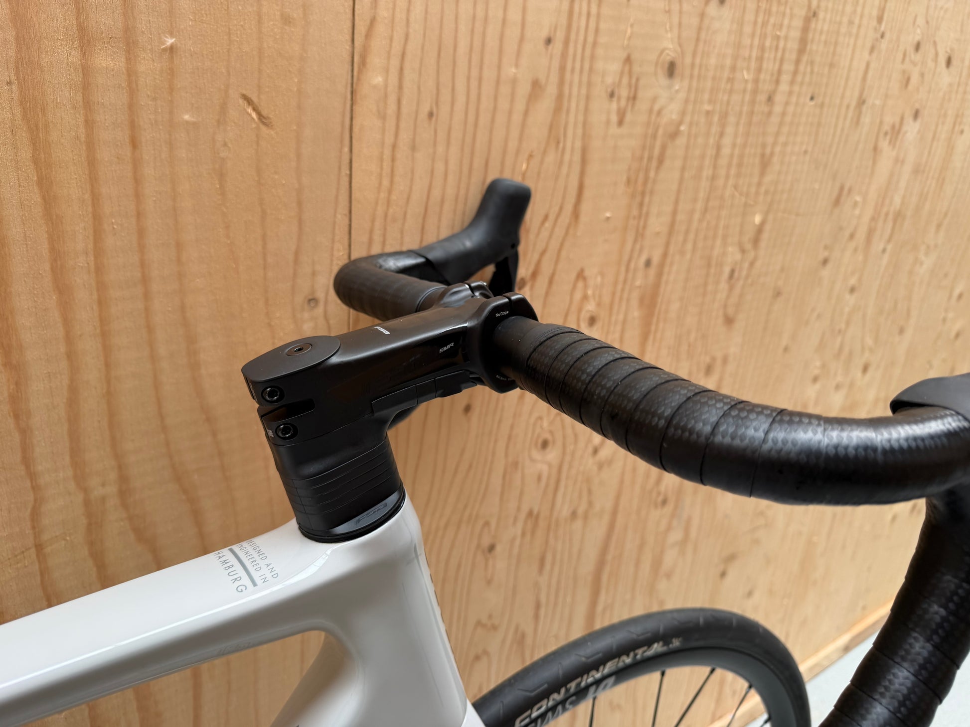 Stevens Izoard PRO Disc wielrenfiets met zwarte frame en disc remmen, liggende achtervork en racegerichte uitstraling