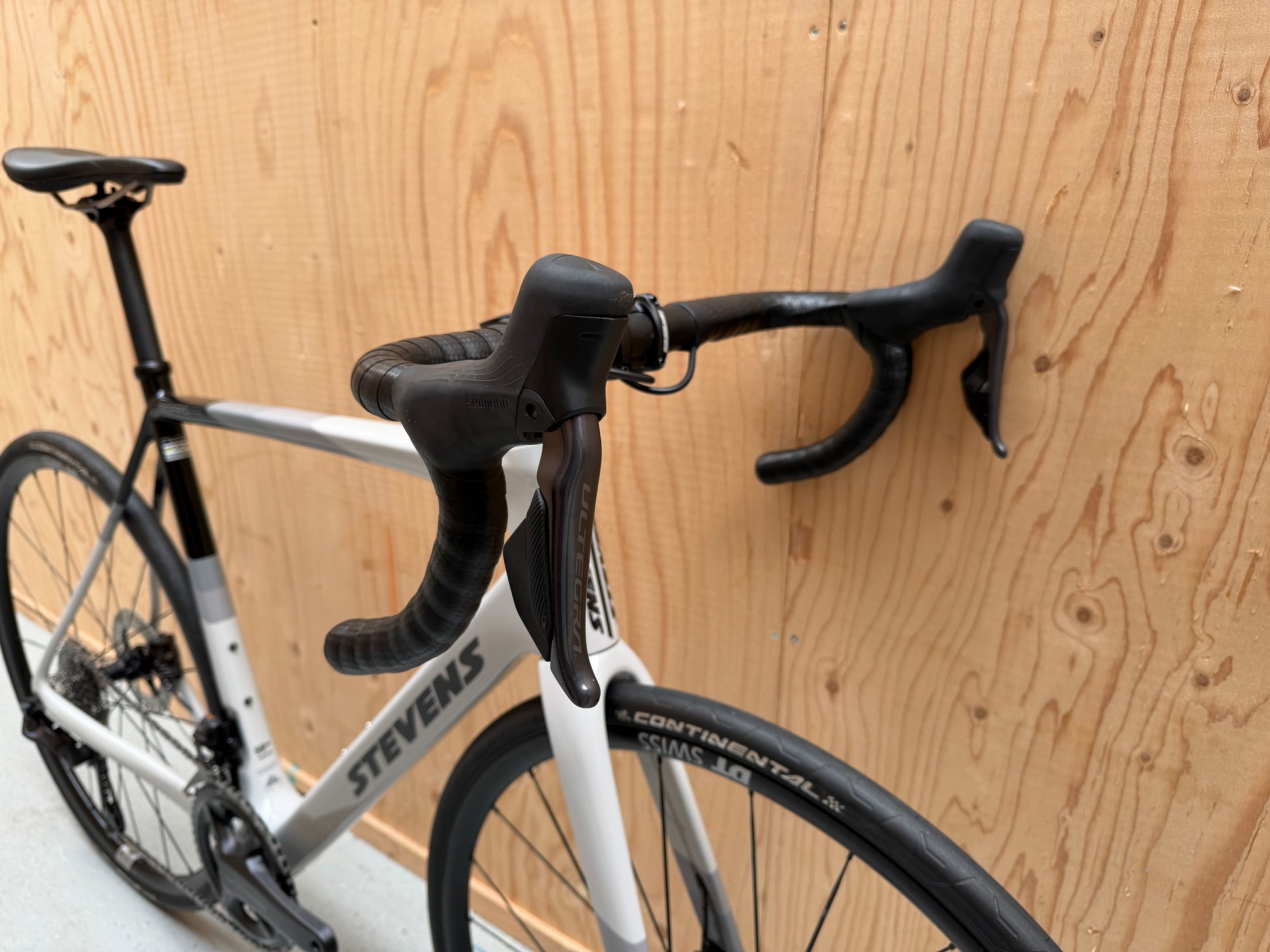 Stevens Izoard PRO Disc mountainbike met zwarte frame en disc remmen, zichtbaar in de afbeelding.