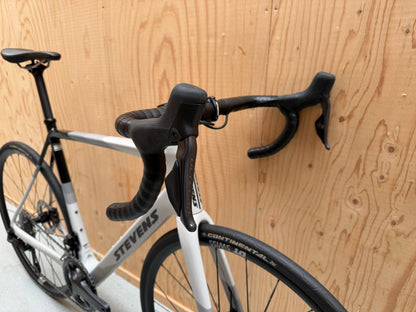 Stevens Izoard PRO Disc mountainbike met zwarte frame en disc remmen, zichtbaar in de afbeelding.