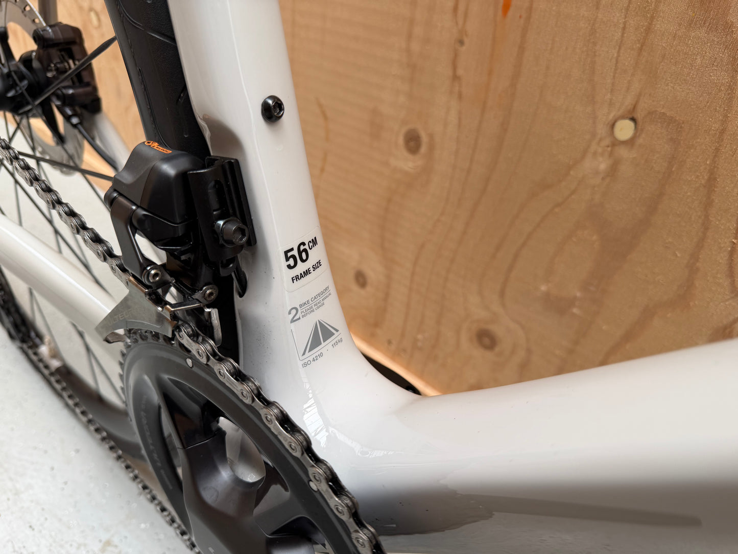 Stevens Izoard PRO Disc racefiets van Velostudio, close-up van frame en wiel, zwart met rode accenten, lichte en aerodynamische structuur