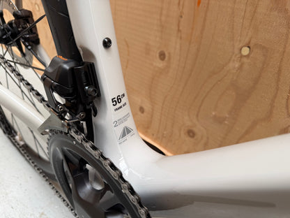 Stevens Izoard PRO Disc racefiets van Velostudio, close-up van frame en wiel, zwart met rode accenten, lichte en aerodynamische structuur