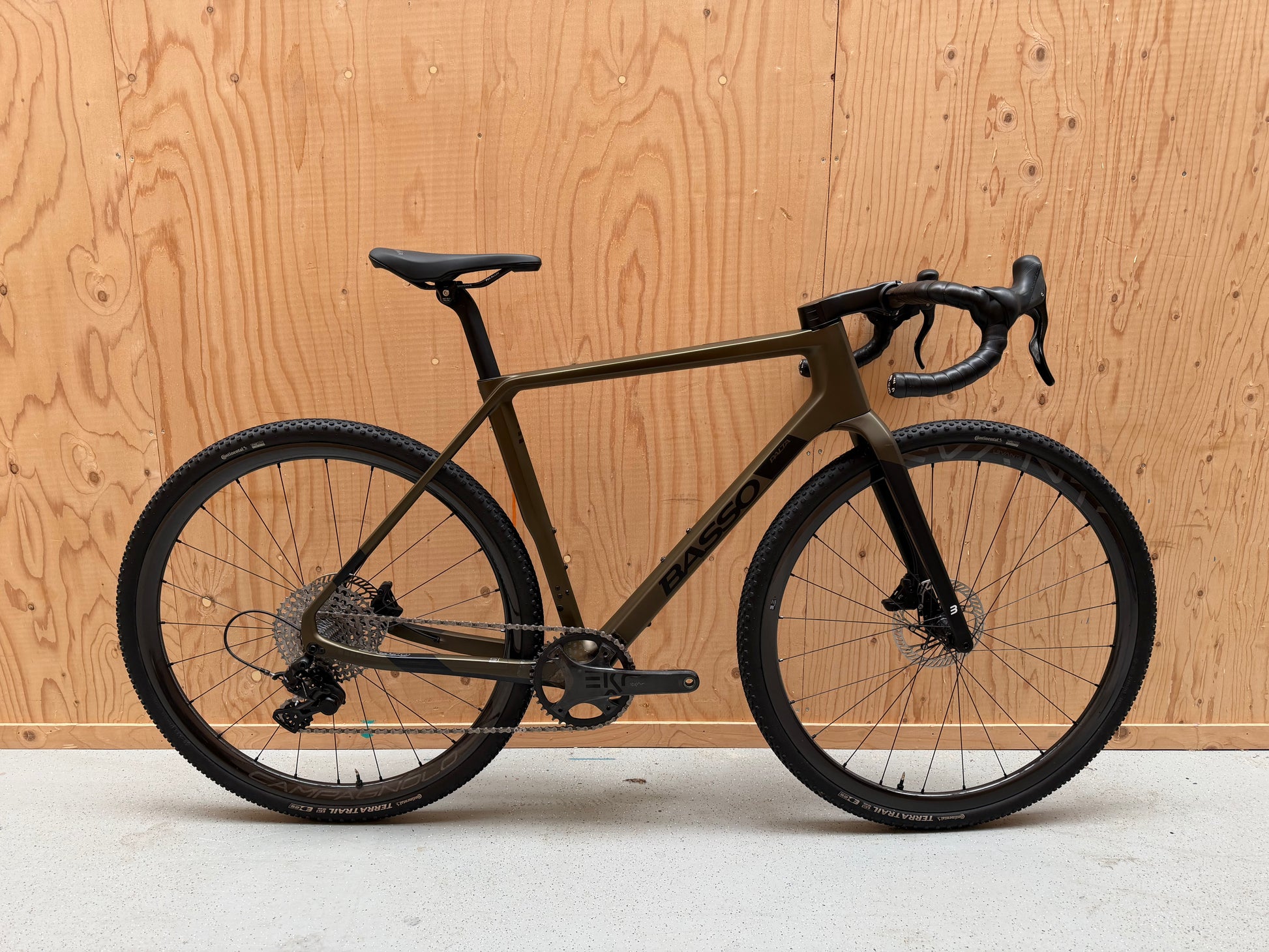 Fiets Basso Palta II van Velostudio met zwart frame en comfortabele zadel, klaar voor een rit.