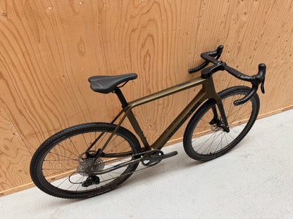 Fiets van Velostudio Basso Palta II met zwart frame en comfortabele zithouding, geschikt voor stadsritten.