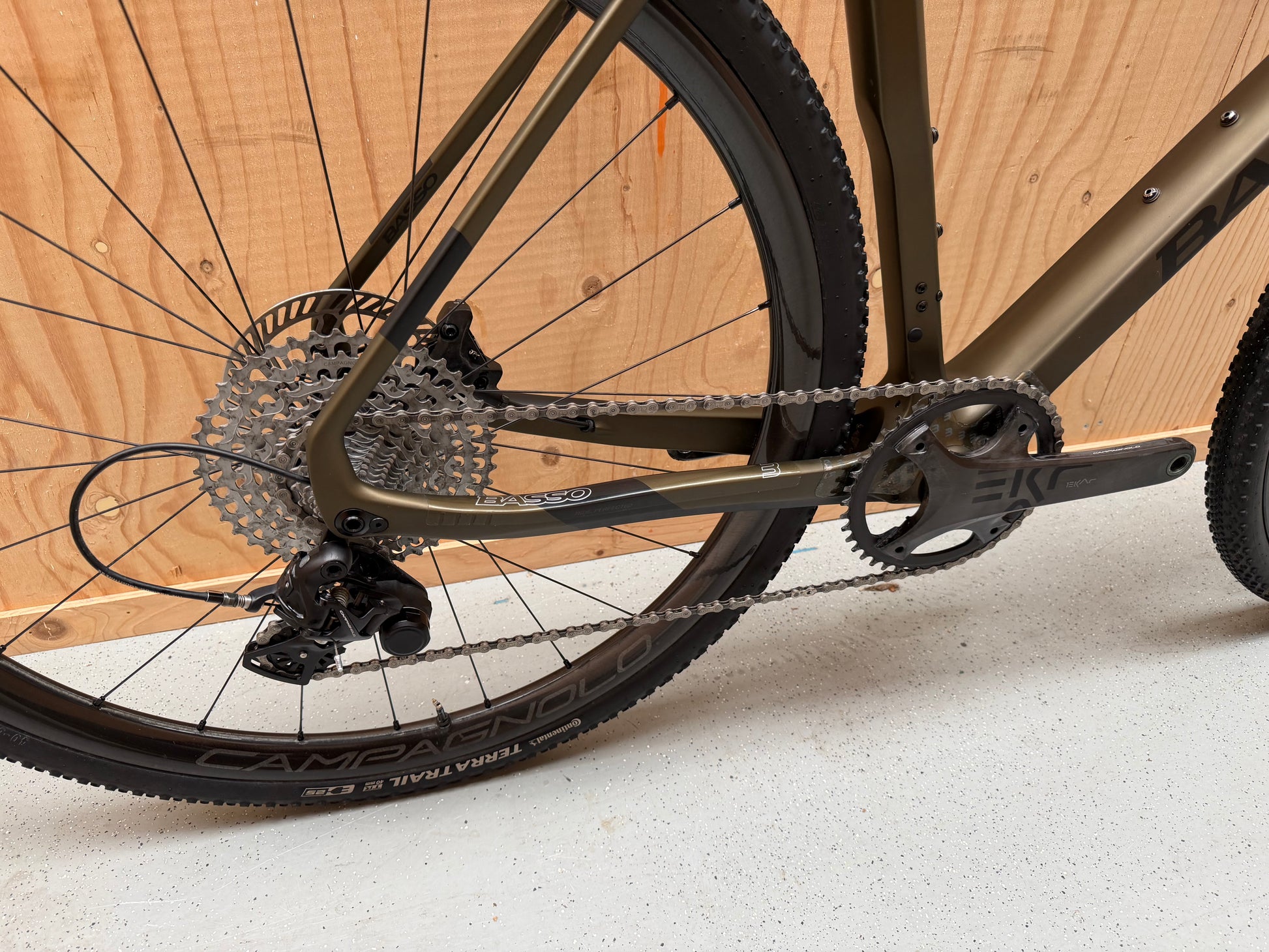 Fiets Basso Palta II van Velostudio met zwart frame en witte accenten, close-up van het stuur en wiel.