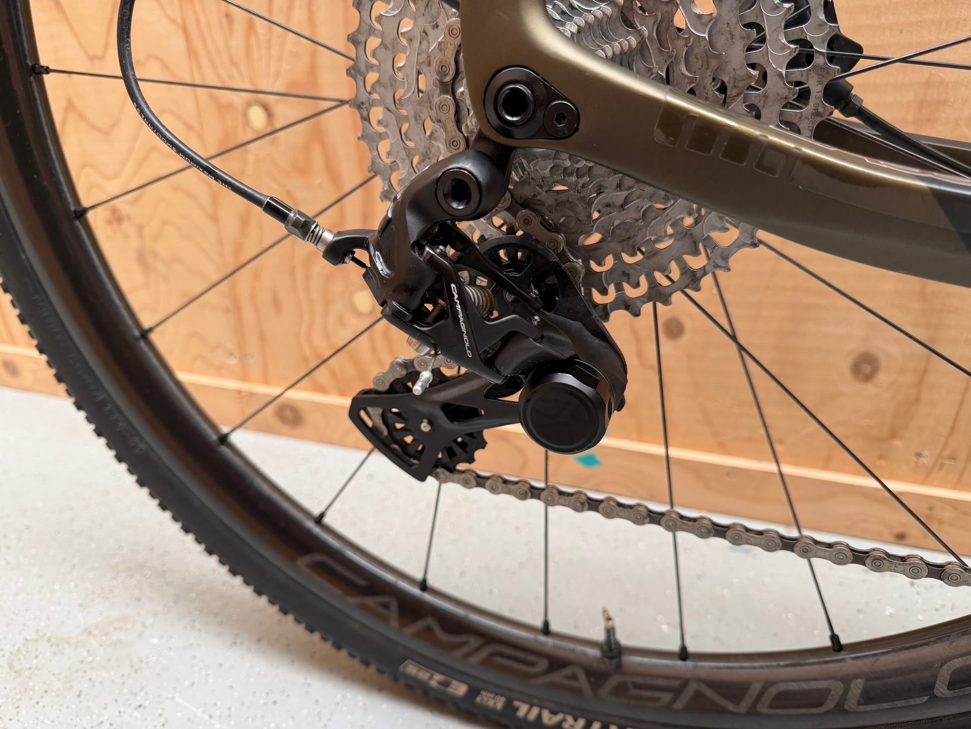 Fiets Basso Palta II van Velostudio met zwart frame, comfortabele zadel en stevige banden, klaar voor stadsritten.