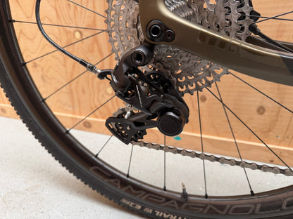 Fiets Basso Palta II van Velostudio met zwart frame, comfortabele zadel en stevige banden, klaar voor stadsritten.