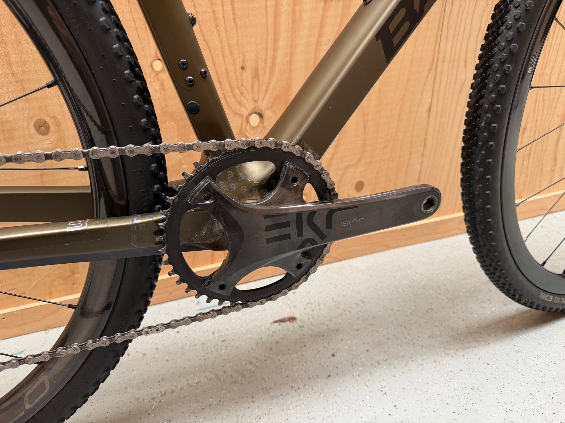 Velostudio Basso Palta II elektrische fiets met zwart frame en comfortabele zithouding, zichtbaar in de afbeelding.