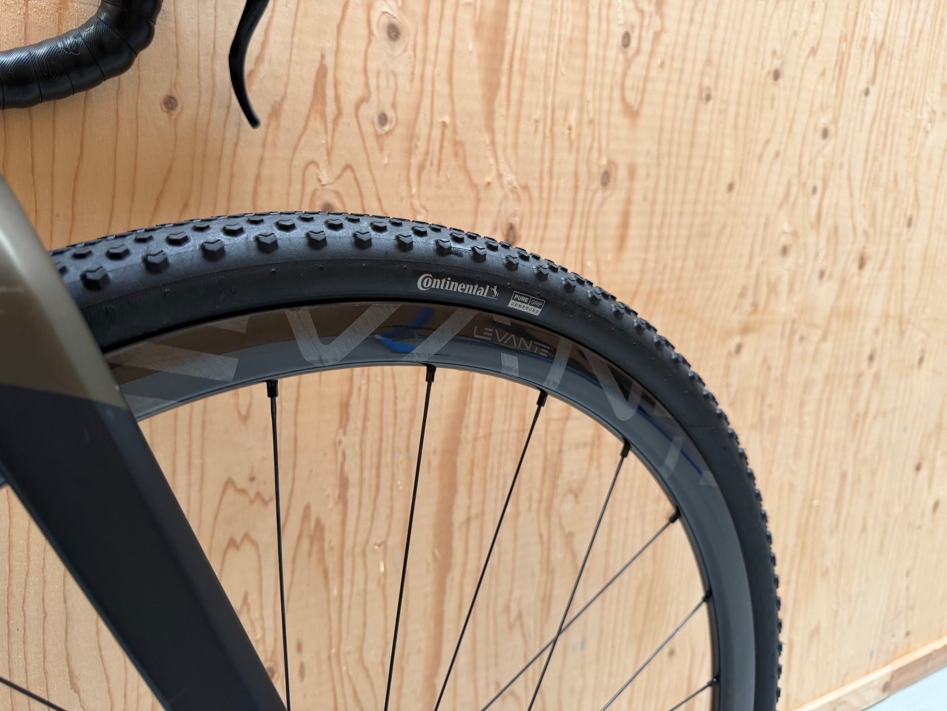 Fiets Basso Palta II van Velostudio met zwart frame en comfortabele zithouding, klaar voor een rit.
