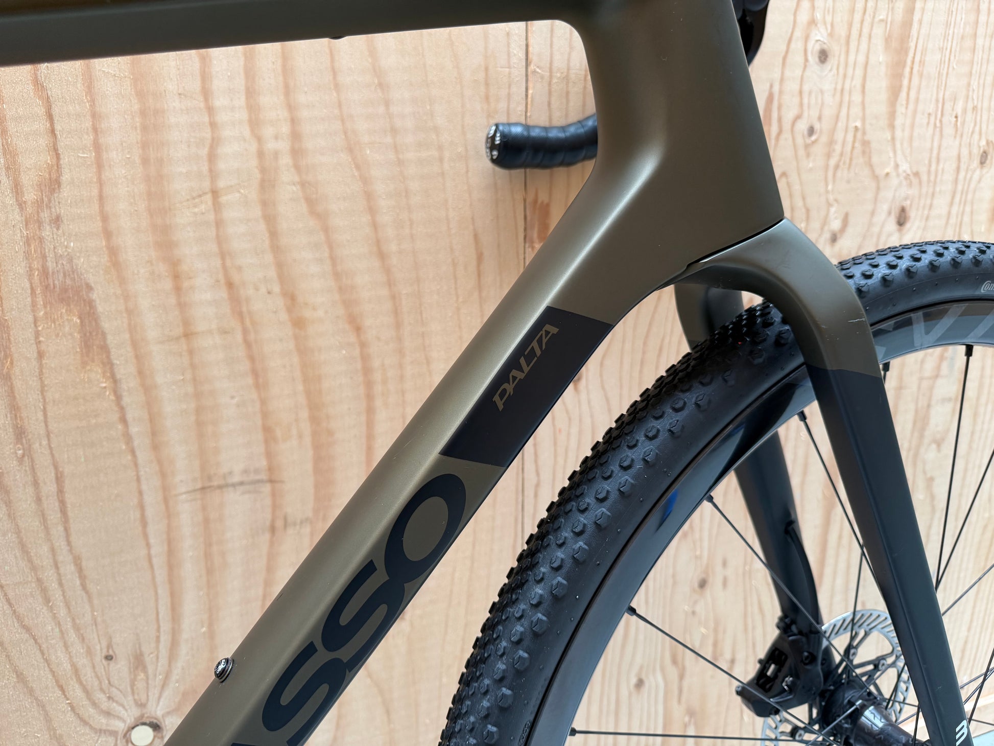 Basso Palta II fiets van Velostudio met zwart frame en sportief ontwerp, geschikt voor stads- en recreatief gebruik.