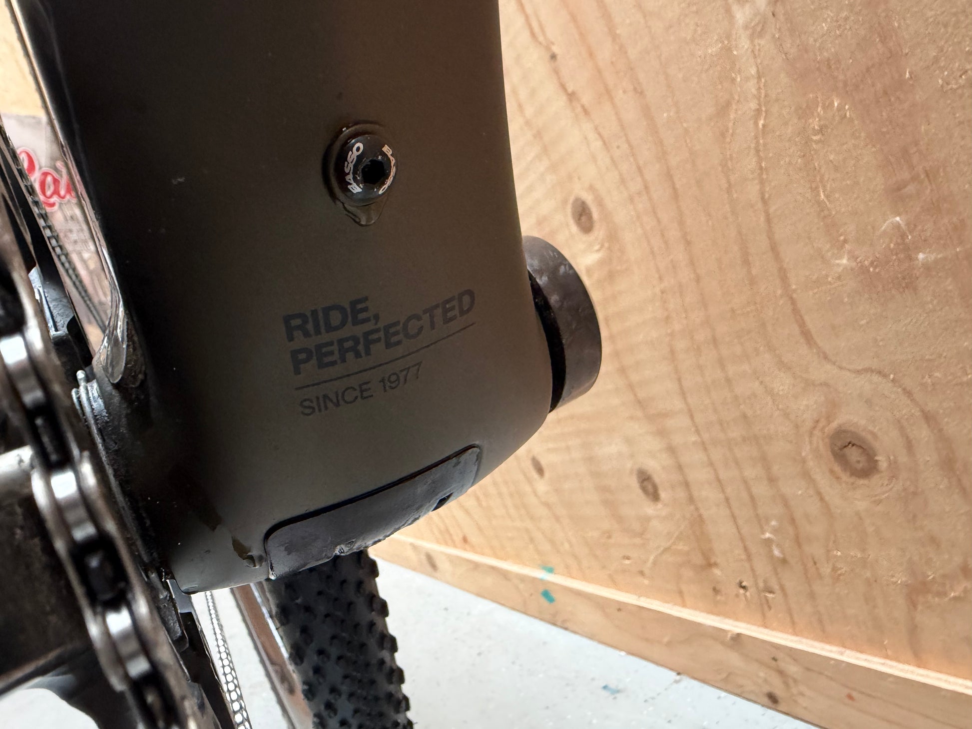 Fiets van Velostudio Basso Palta II met zwart frame en dubbele banden, klaar voor stadsritten.
