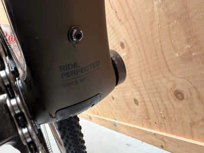 Fiets van Velostudio Basso Palta II met zwart frame en dubbele banden, klaar voor stadsritten.