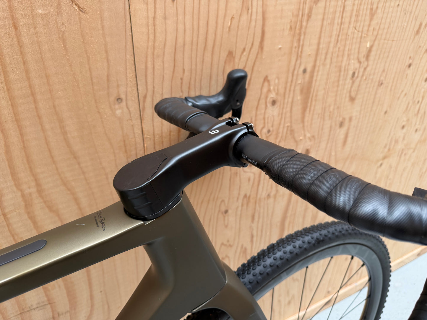 Velostudio Basso Palta II fietsschoenen met zwarte leren bovenkant en klittenbandsluiting, geschikt voor wielrennen en tours.